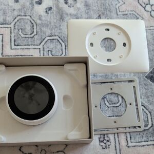 Smart Thermostat with Wall Plate - White